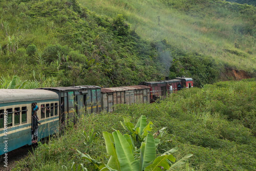 Φωτογραφία Old diesel train in the tropical countryside of east Madagascar between Fianarantsoa  and Manakara