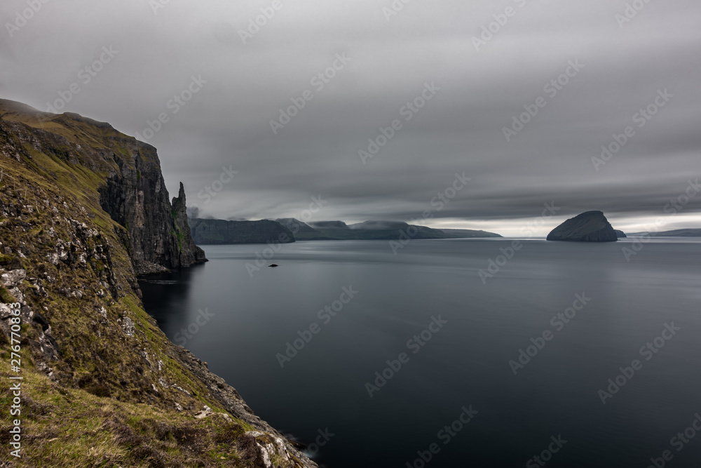 Obraz premium Long exposure of Trollkonufingur, Witch's Finger edge in Faroe Islands