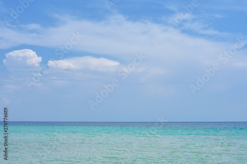 Fototapeta Naklejka Na Ścianę i Meble -  Beautiful tropical sea under the blue sky.