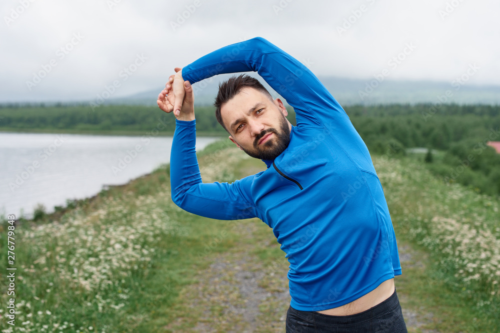 Man exercising outdoor on gloomy day - obrazy, fototapety, plakaty 