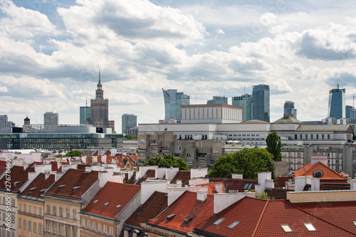 Panorama Warszawy, dachy kamienic na Starym Mieście, w tle wieżowce i Pałac Kultury