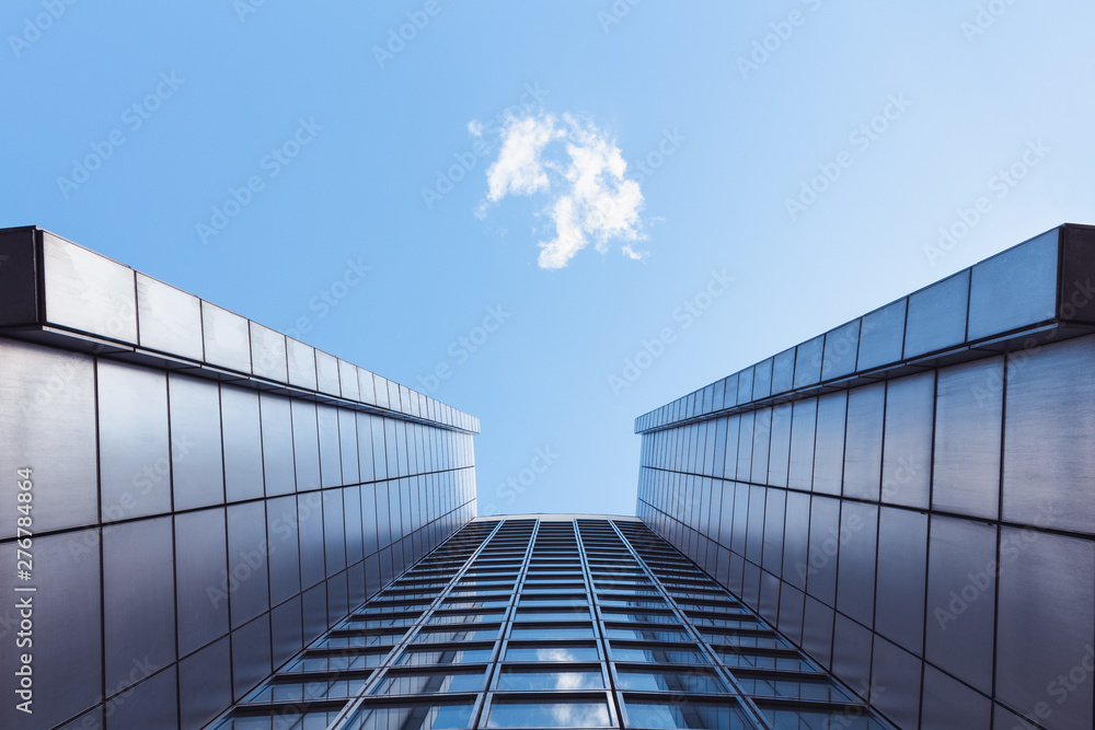 Obraz premium Batiment symétrique avec un nuage