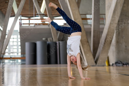 Tableau sur toile Young girl doing cartwheel