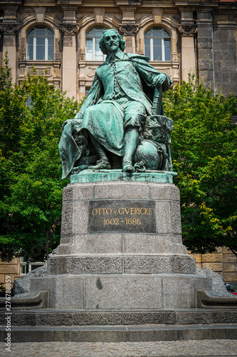 Otto von Guericke Denkmal in Magdeburg