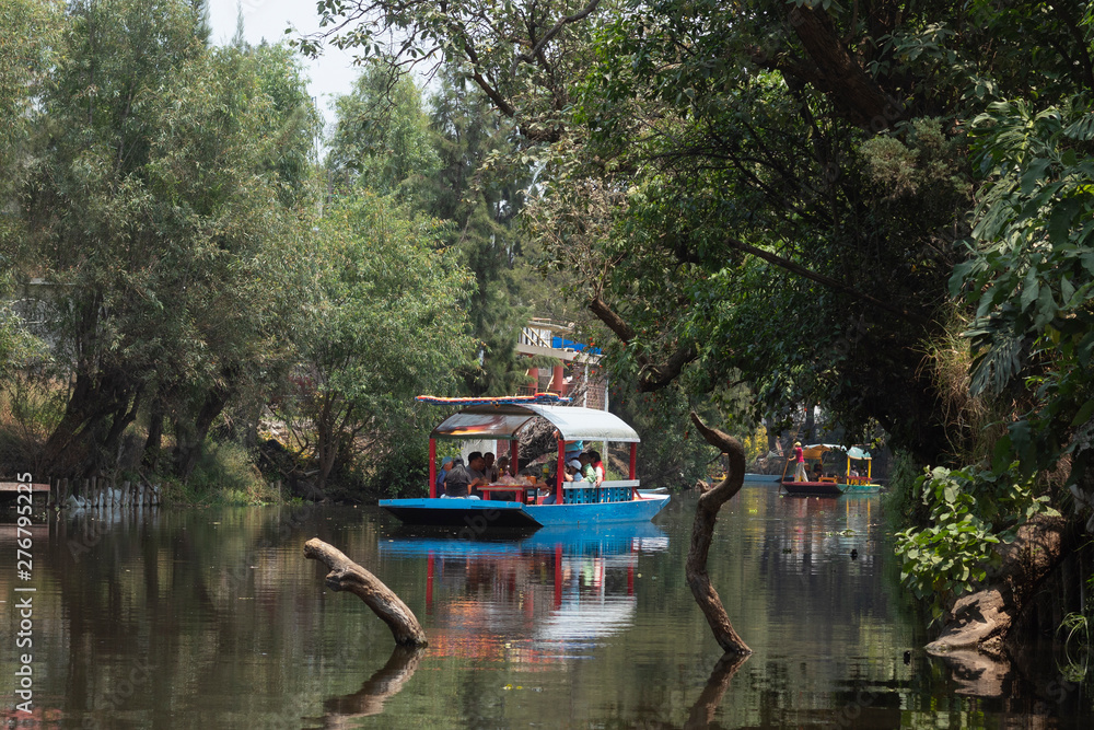 Naklejka premium Familia en paseo por canales de Xochimilco, Mexico.