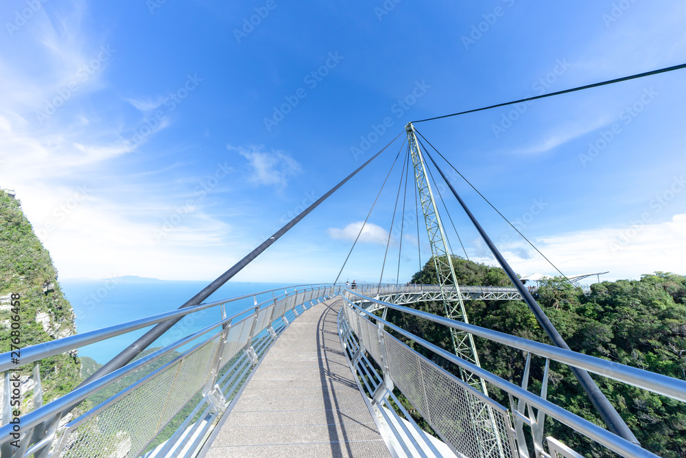 Obraz premium 青空の下の橋