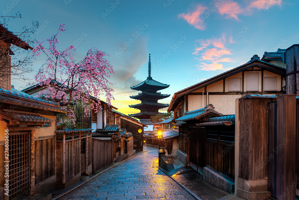 Naklejka premium Pagoda Yasaka i ulica Sannen Zaka rano, Kioto, Japonia
