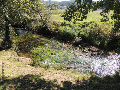 Senderismo en la ruta de la piedra y del agua (Galicia, España)