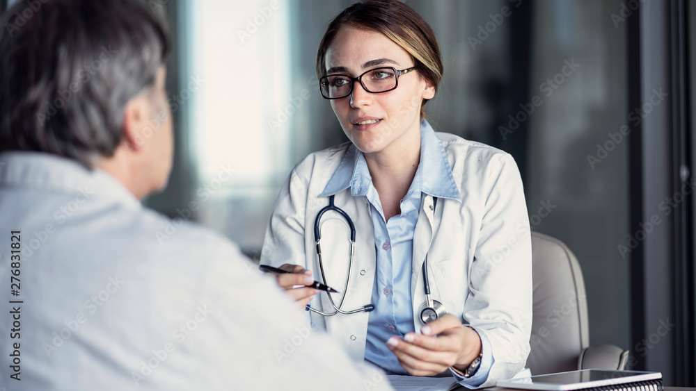 Fototapeta premium Doctor talking to the patient