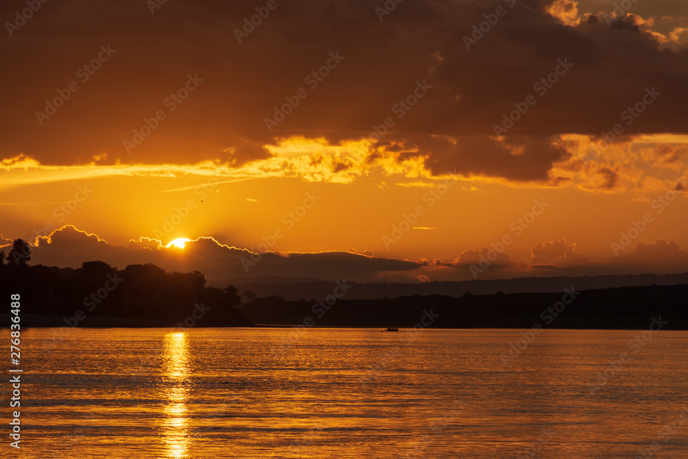 Naklejka premium Scenic View Of Lake Against Sky During Sunset