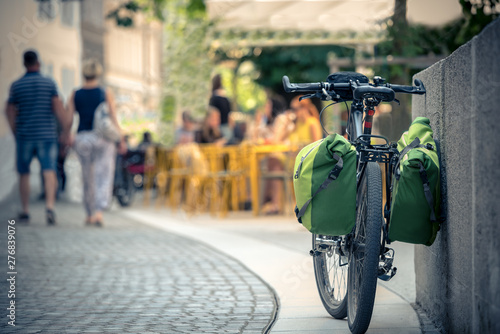Fototapeta Naklejka Na Ścianę i Meble -  leaning bicycle on a wall on the street