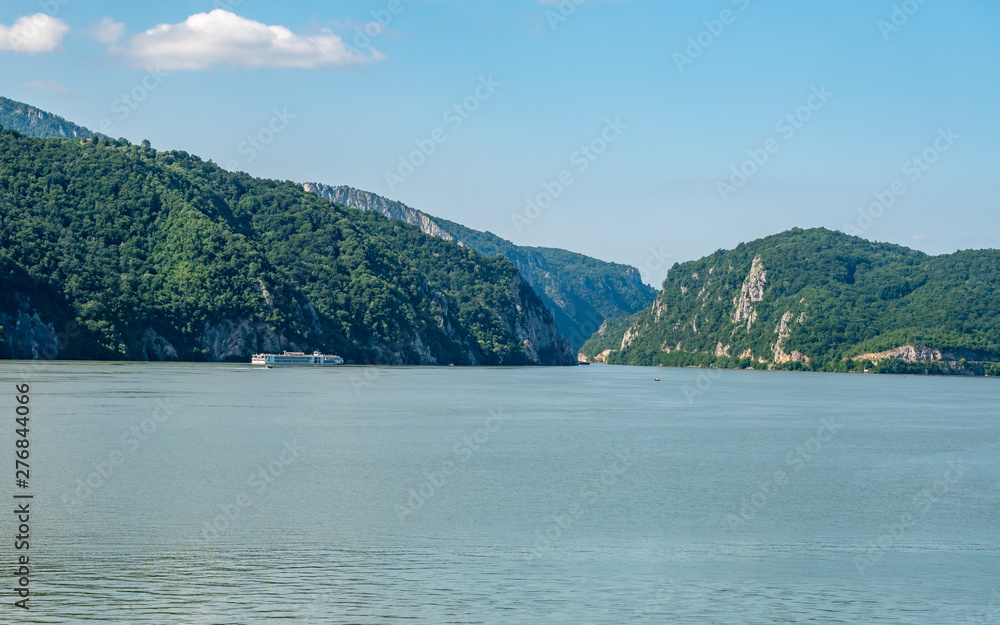 Flusskreuzfahrtschiff auf Donau