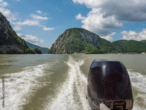 Bootsausflug mit Motorboot während einer Flusskreuzfahrt auf der Donau im rumänisch serbischen Grenzgebiet photo