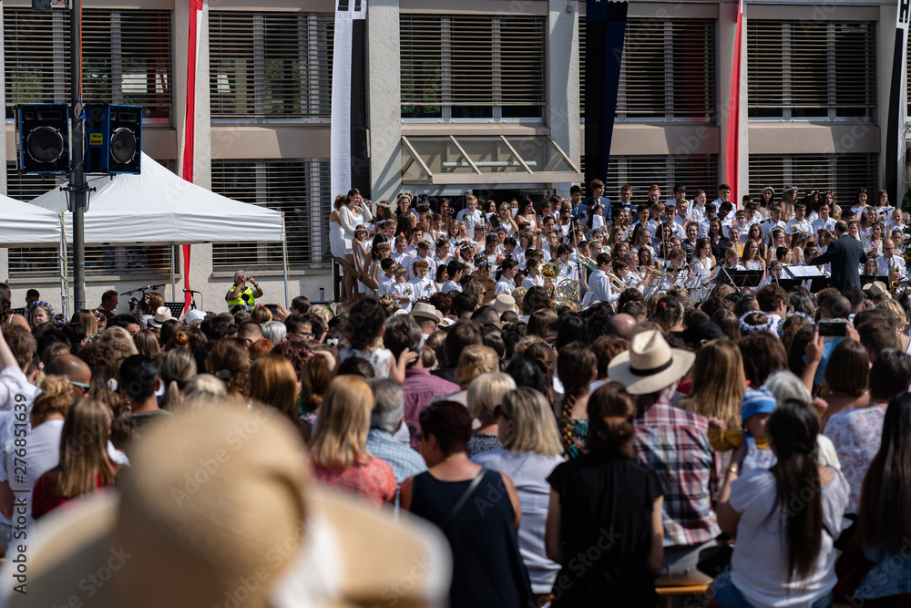 Fototapeta premium Versammlung zur Morgenfeier am Jugendfest Brugg Impressionen