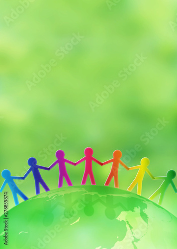 手を取り合う人々と地球のグローバルイメージ