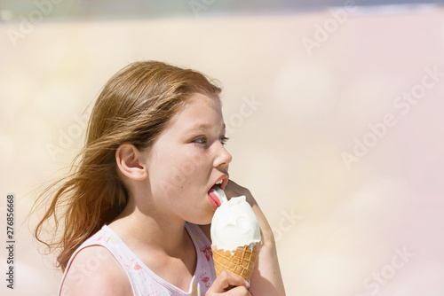 magnifique jeune fille d  gustant une glace