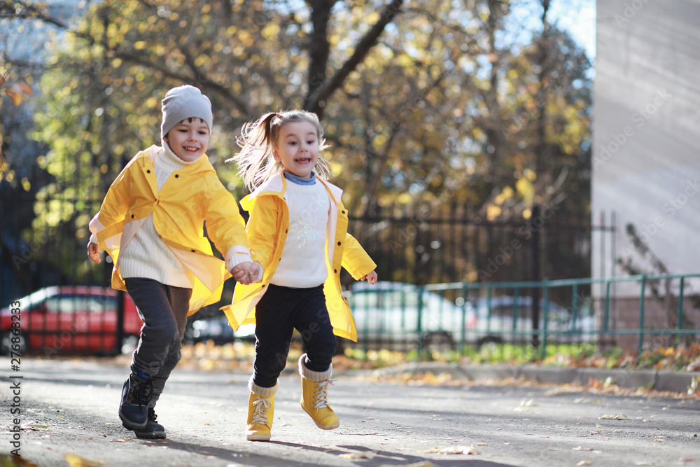 Fototapeta premium Children walk in the autumn park