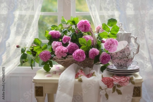 Fotografia, Obraz Still life with beautiful bouquet of pink roses in the interior