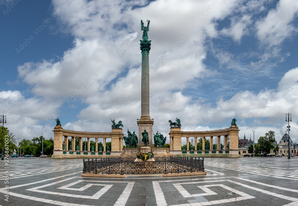 Obraz premium Heroes Square (Hosok Tere),one of the major squares in Budapest noted for its iconic statue complex.