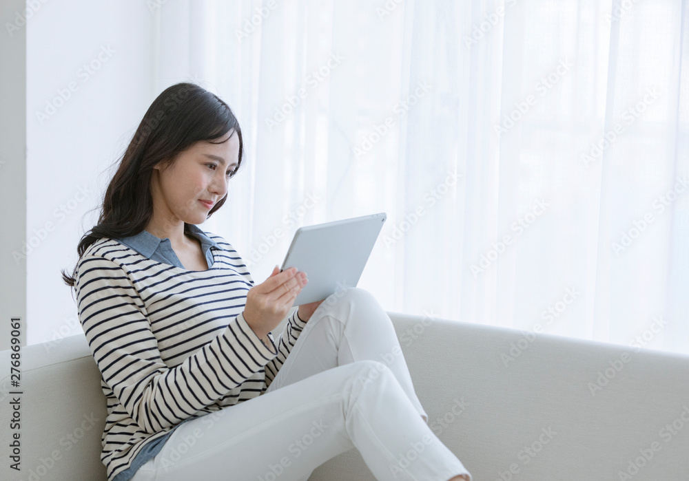 タブレットPCを見る女性 タブレットPCを見る女性