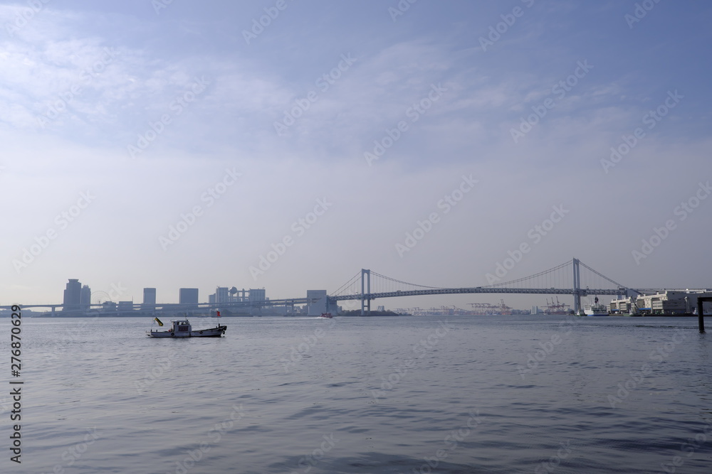 東京湾レインボーブリッジと船
