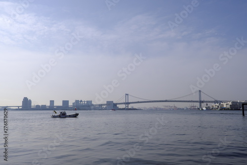 東京湾レインボーブリッジと船 © Zen