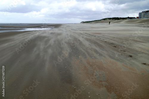 Impressive sand drifts moving over a patterned beach at low tide during a hurricane at the Belgium coast © Thomas