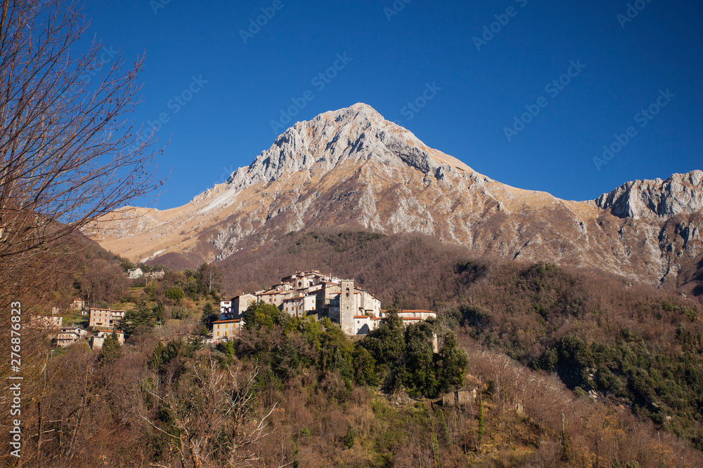 Alpi Apuane, paese di Pruno e Monte Pania Stock Photo | Adobe Stock