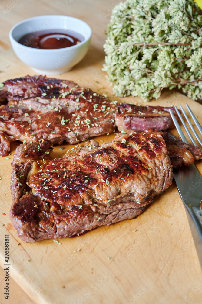 Bayerisches Dry Aged Steak gegrillt auf Holzbrett mit Oregano Stock-Foto |  Adobe Stock