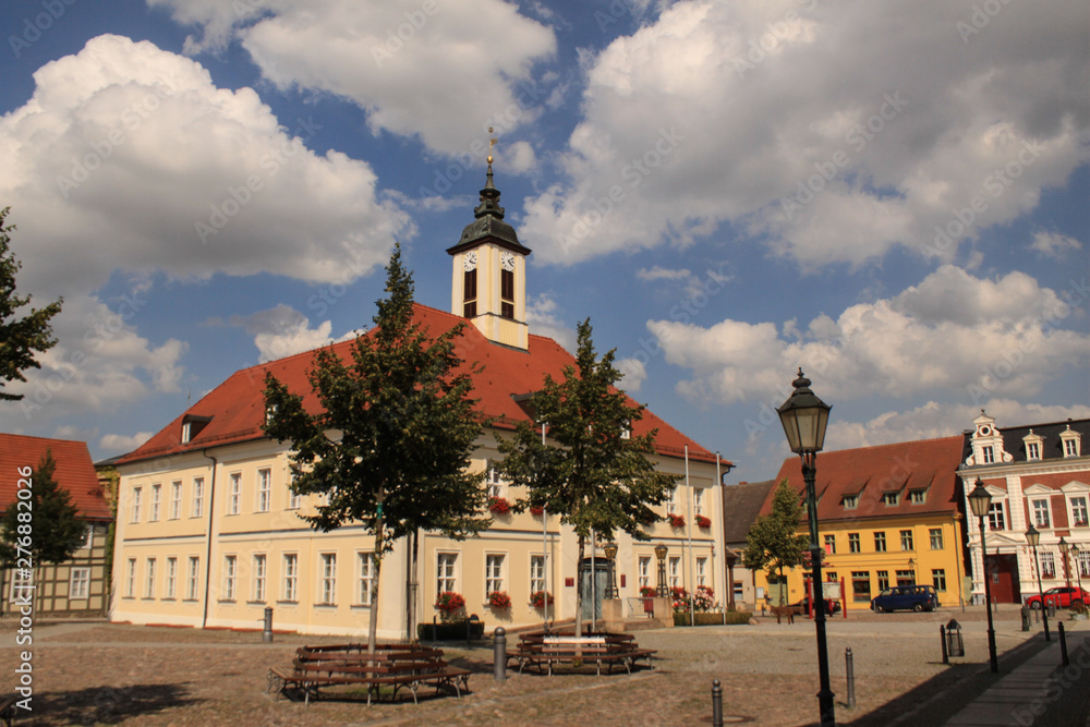 Kleinstadtidylle in der Uckermark / Marktplatz mit Rathaus in Angermünde 