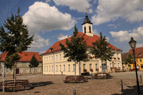 Kleinstadtidylle in der Uckermark / Marktplatz mit Rathaus in Angermünde