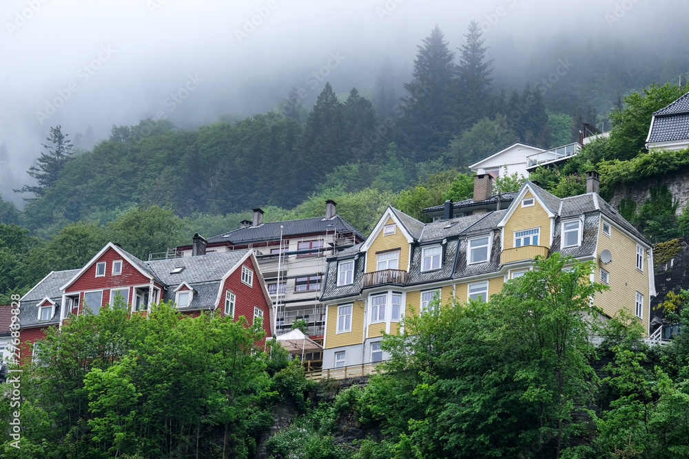Typische WohnhÃ¤user in der Stadt Bergen in Hanglage in Norwegen bei gewohnt grauem Himmel