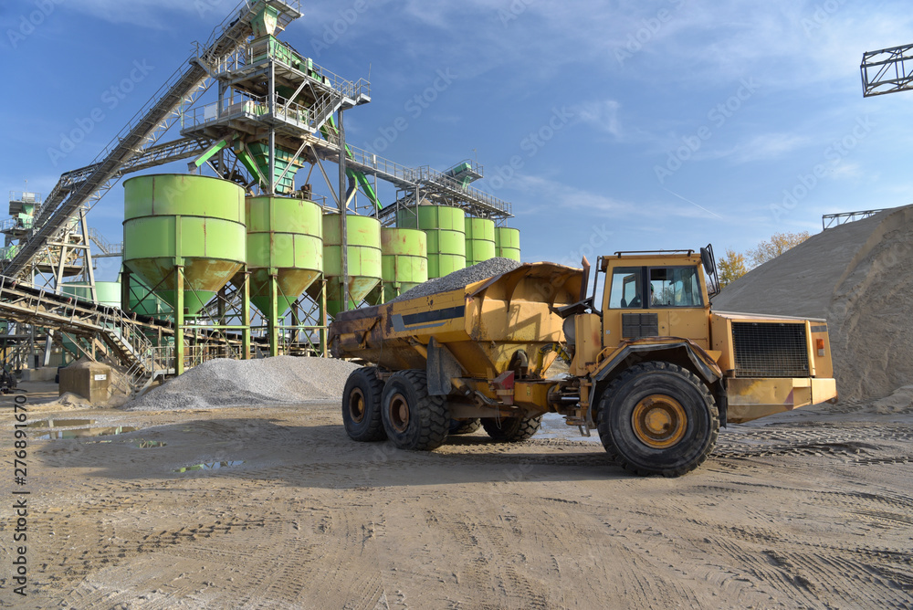 Obraz premium Abbau von Sand in einem Kieswerk - Anlage mit Förderbändern,Silos und Gebäuden // Mining of sand in a gravel plant - plant with conveyor belts and buildings