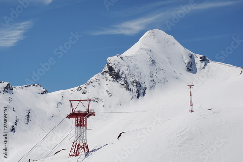 Mast und Seile der Bergbahn die zum Gipfel des 3029m hohen Kitzsteinhorn führt © don57