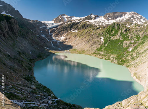 Fototapeta Naklejka Na Ścianę i Meble -  Triftsee mit Triftgletscher und mäanderndem Fluss in den Schweizer Alpen bei Gadmen