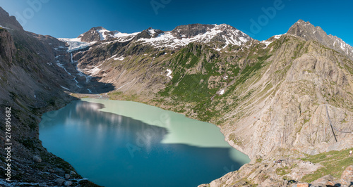 Triftsee mit Triftgletscher und mäanderndem Fluss in den Schweizer Alpen bei Gadmen