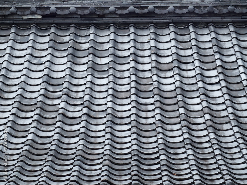 神社本堂の瓦屋根