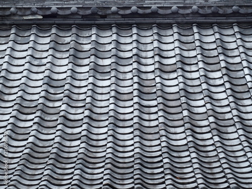 神社本堂の瓦屋根 © smtd3