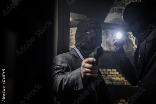 Obraz na płótnie Two ardmed men robbing a bank