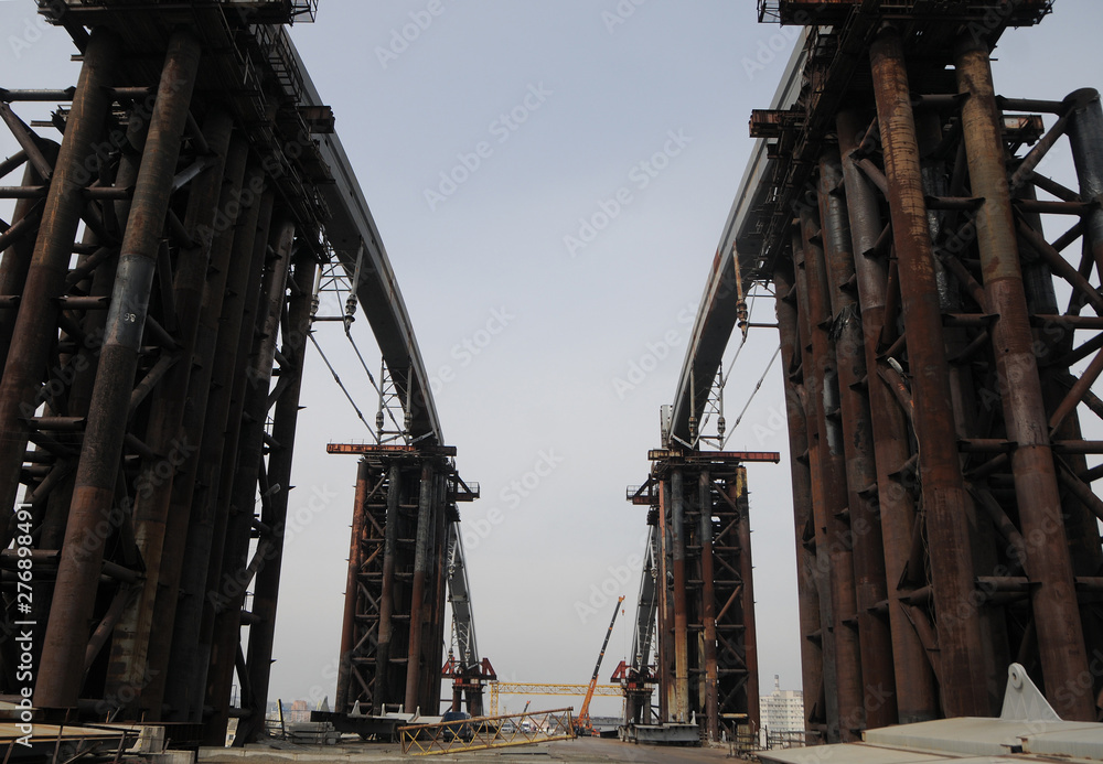 The span of the Podolsko-Voskresensky bridge during the construction of the Podolsko-Voskresensky bridge in Kiev 04.04.2017 The span of the Podolsko-Voskresensky bridge during the construction of the Podolsko-Voskresensky bridge in Kiev 04.04.2017