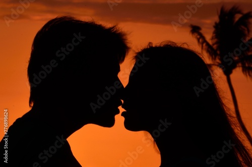 Küssendes Paar am Strand bei Sonnenuntergang