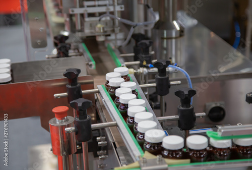 Industrial pharmaceutical process of capsule filling in bottle and capping machine
