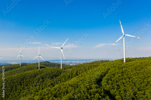 Centrali elettriche con turbine eoliche per la produzione di energia in città photo