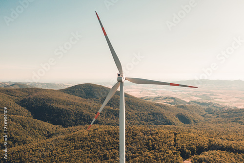 Centrali elettriche con turbine eoliche per la produzione di energia in città photo