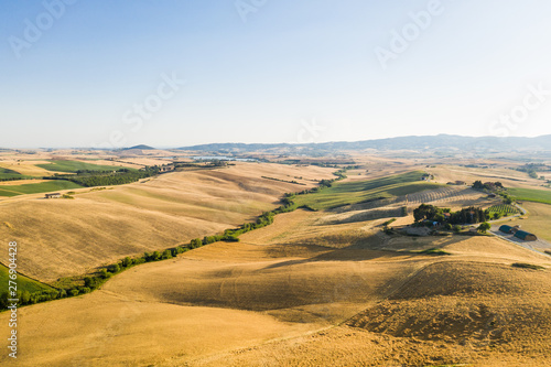 Valle di Orciano Pisano con balle di fieno e campi di grano immensi.