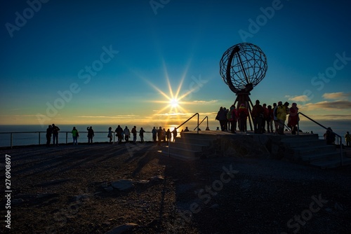 Touristen  zur Mitternachtssonne am Nordkap