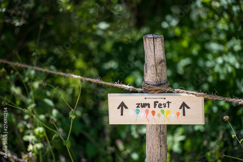 Fest Schild an Hochzeit