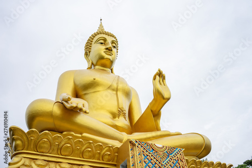 The large golden Buddha statue stands tall and stands out and is respected by Buddhists. Is the thing that holds many people s minds