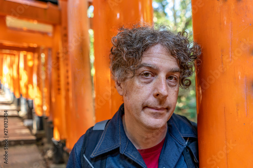 Canvas Print A man goes sightseeing at the famous Fushimi Inari Shrine in Kyoto, Japan