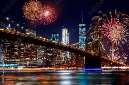 Canvas Print Brooklyn Bridge at dusk in New York City Colorful and vibrant fireworks